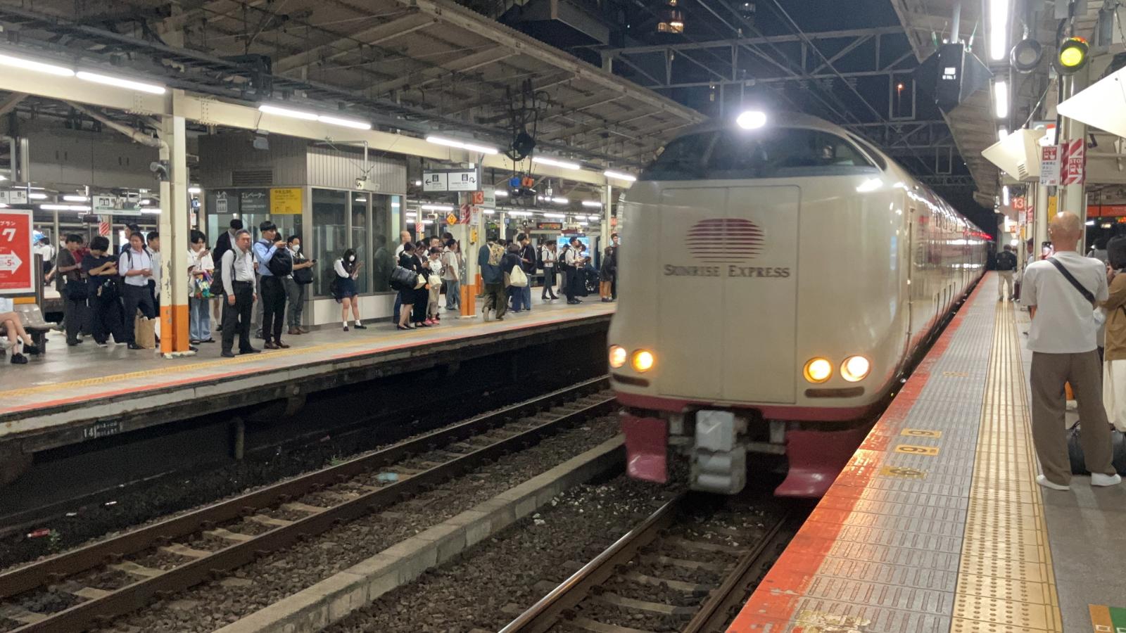 横浜駅に入線する285系電車