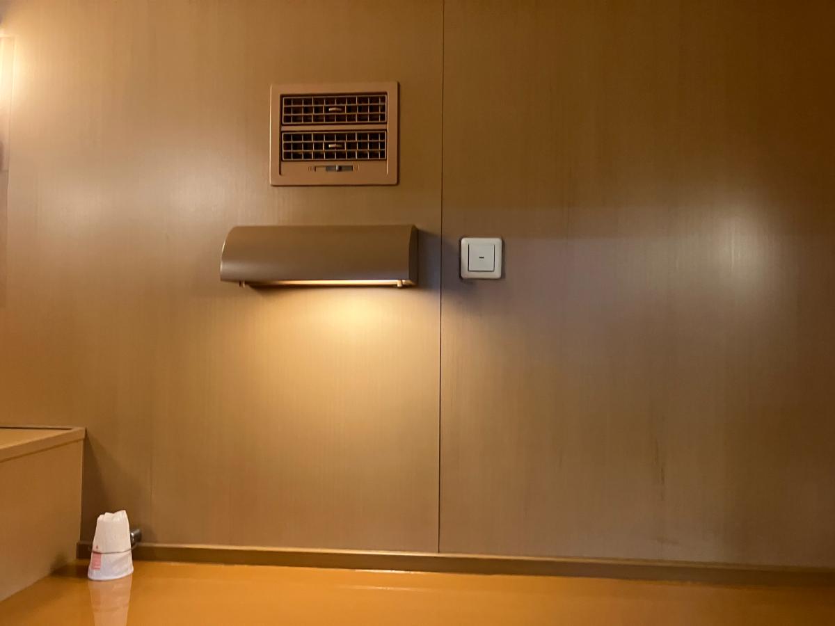 デスクライトと空調吹き出し口