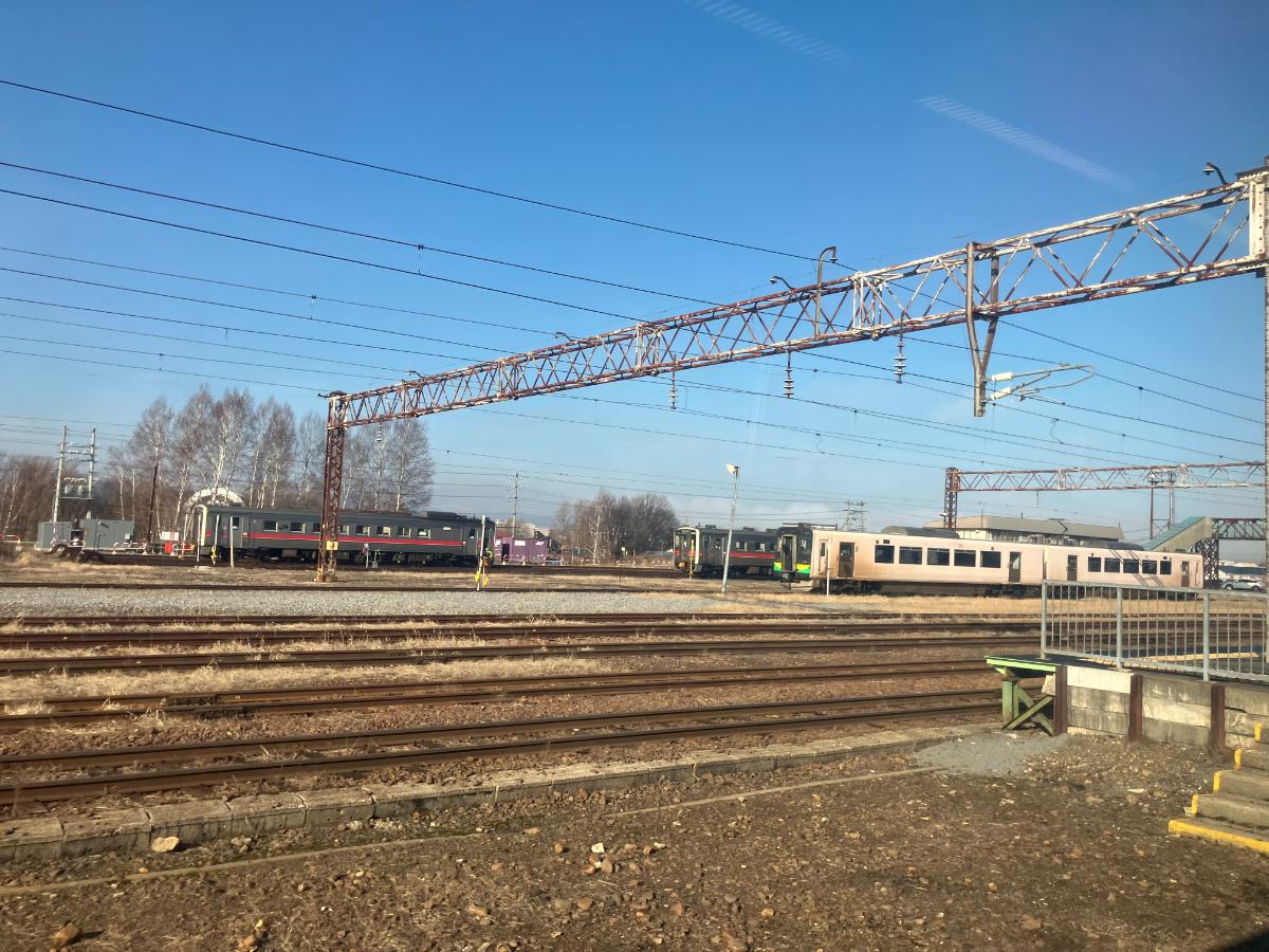 滝川駅留置線にいる737系とキハ54形