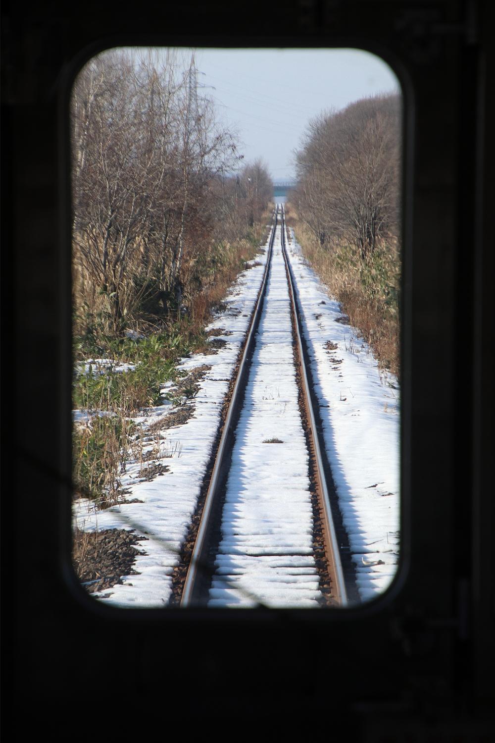 車内から見る一直線な線路