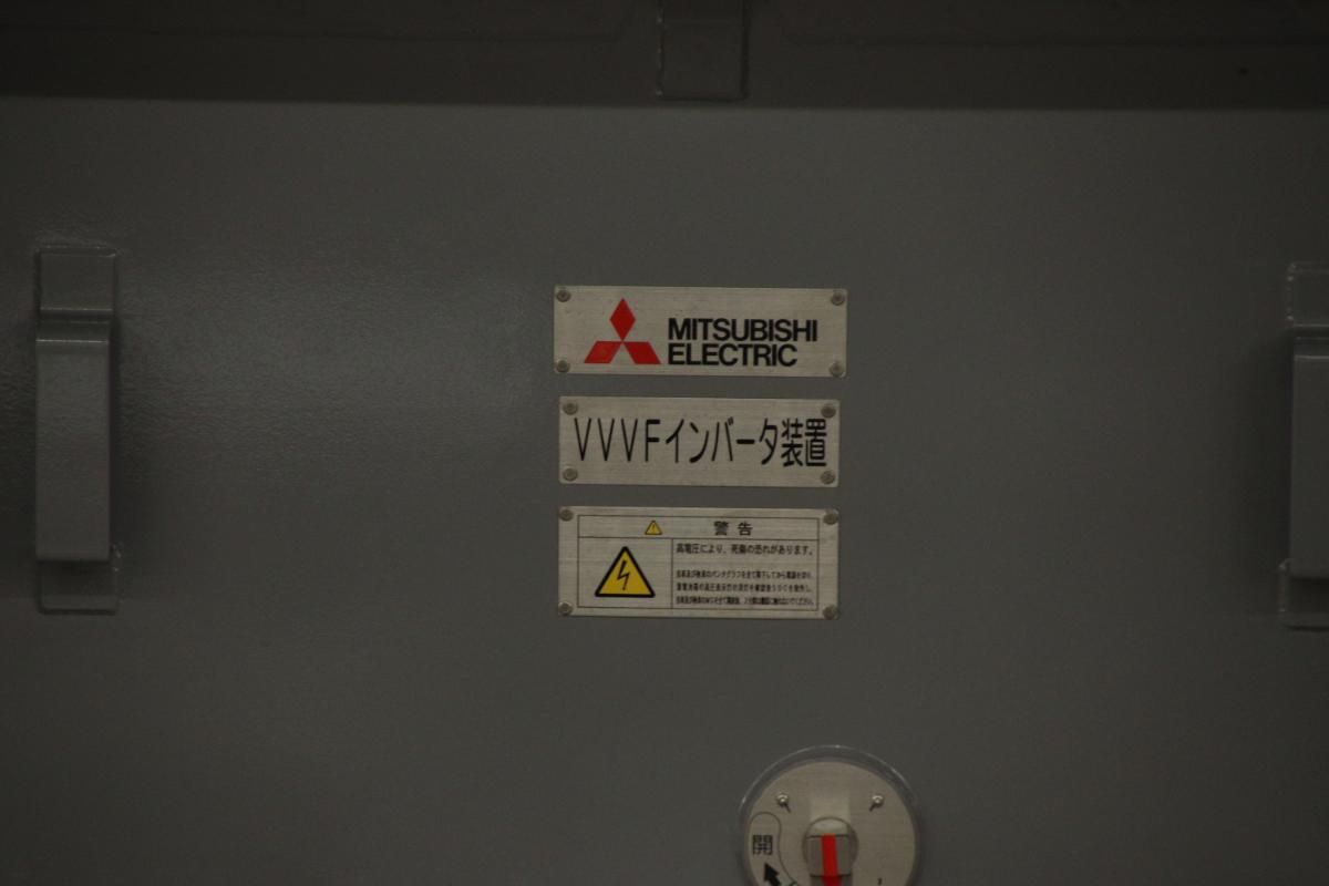 VVVF装置の機器箱に貼られた三菱電機のロゴ